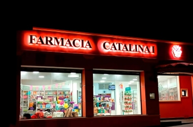 /trabajos/2025/10/26/lertras-de-acero-luminossas-farmacia-031.jpg