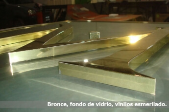 Bronce corporeos, base de vidrio.