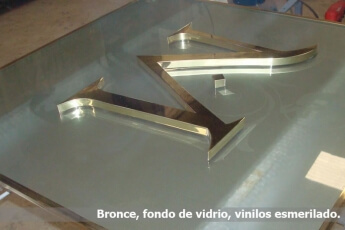 Bronce corporeos, base de vidrio