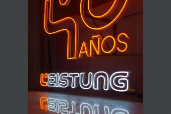 /trabajos/2025/05/08/letrero-de-neon-40-anos.jpg