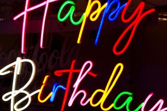 /trabajos/2025/05/08/letrero-de-neon-happy-birthday.jpg