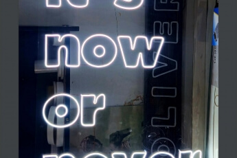 /trabajos/2025/05/08/letrero-de-neon-now.jpg