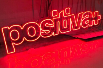 /trabajos/2025/05/08/letrero-de-neon-positiva.jpg