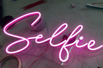 /trabajos/2025/05/08/letrero-de-neon-selfie.jpg