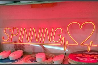 /trabajos/2025/05/08/letrero-de-neon-sspinning.jpg