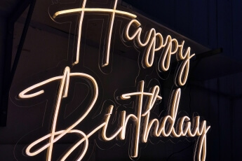 /trabajos/2025/11/21/letrero-neon-happy-birthday-02.jpg