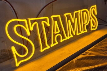 /trabajos/2026/03/07/letreros-de-neon-stamps-01.jpg