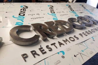/trabajos/2026/05/31/letras-de-acero-corporeas-luminosas-credcor-01.jpg