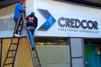 /trabajos/2026/05/31/letras-de-acero-corporeas-luminosas-credcor-02.jpg